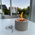 Rundes Tischfeuer aus Beton – moderner Tischkamin für drinnen und draußen