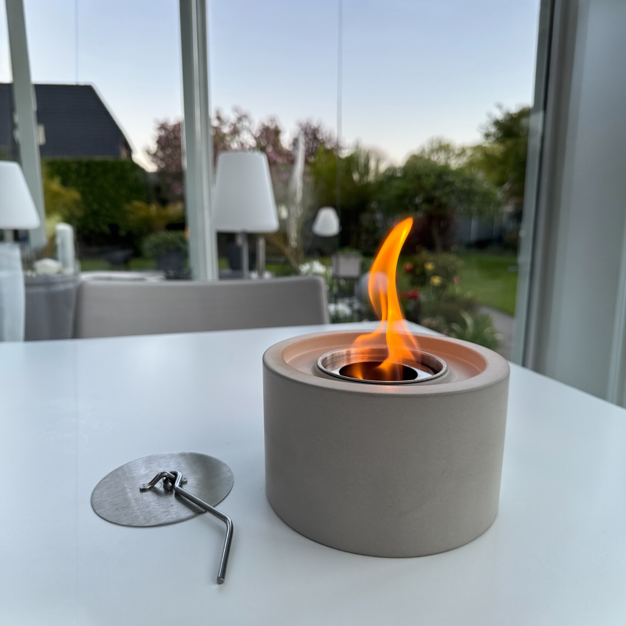 Rundes Tischfeuer aus Beton – moderner Tischkamin für drinnen und draußen