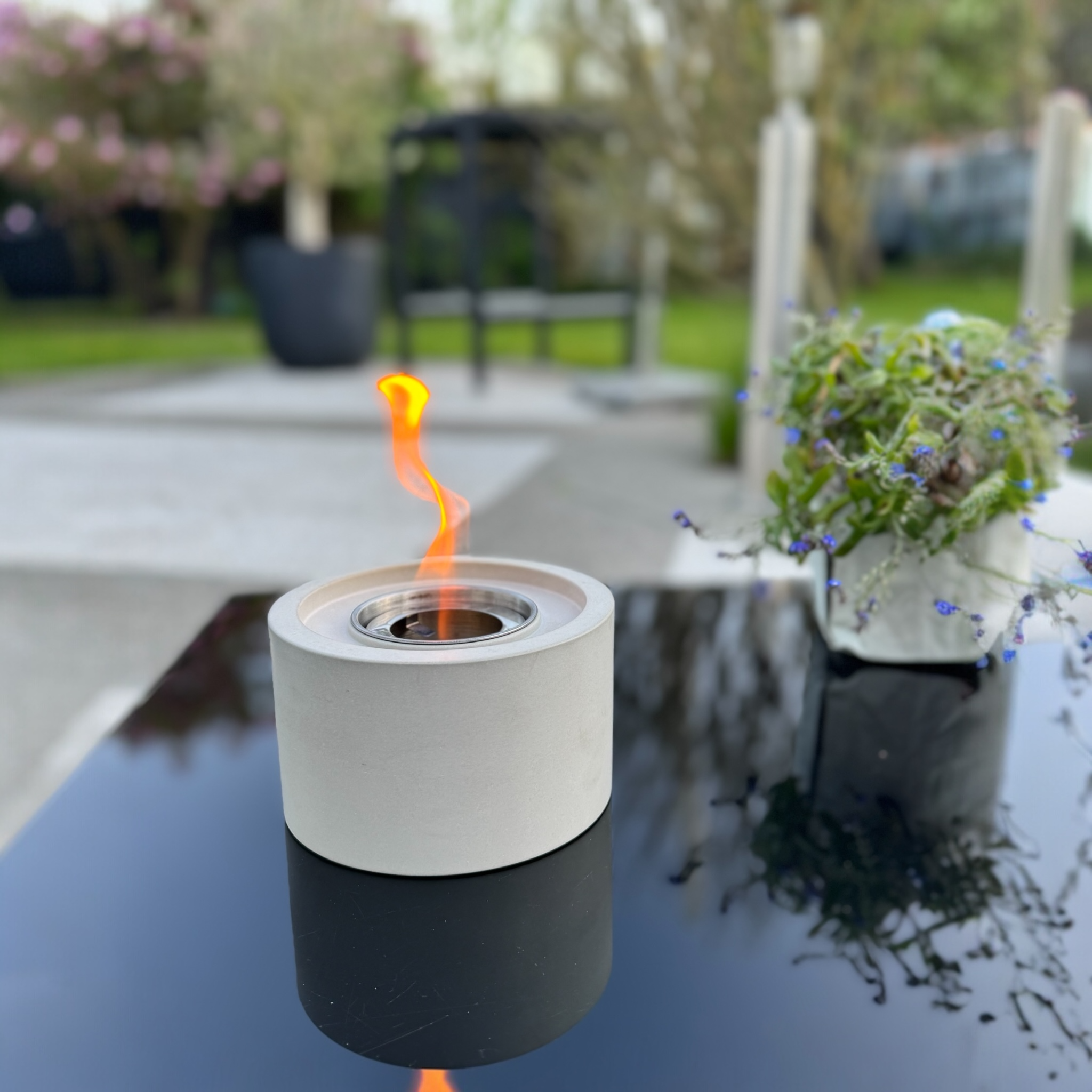 Rundes Tischfeuer aus Beton – moderner Tischkamin für drinnen und draußen