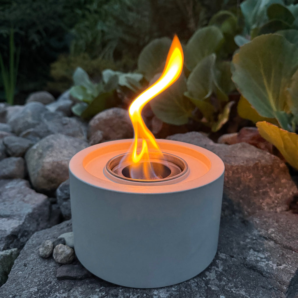 Rundes Tischfeuer aus Beton – moderner Tischkamin für drinnen und draußen